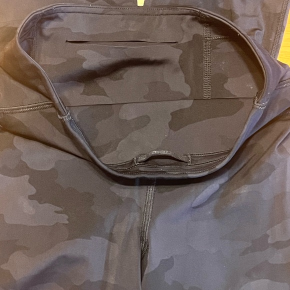 EUC Lululemon ‘Base Pace’ Camo Leggings 25 inseam, Size 4 - Picture 7 of 8